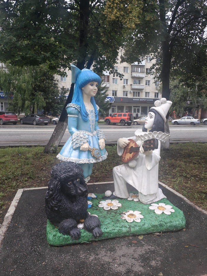 Скульптура находится в микрорайоне Дёма, город Уфа.