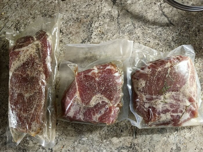 В самый правый сунул чуть-чуть розмарина, просто ради интереса повлияет или нет.