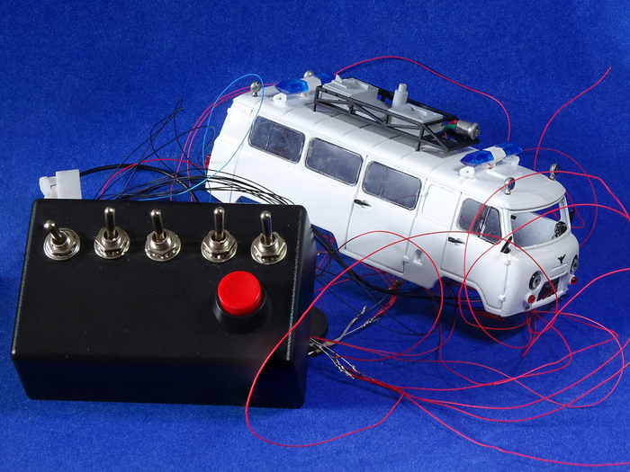 Рис. 10. Тестовая пайка электрической цепи и монтаж коробочки с тумблерами электрифицированной модели УАЗ-452К на службе у Охотников за привидениями в СССР