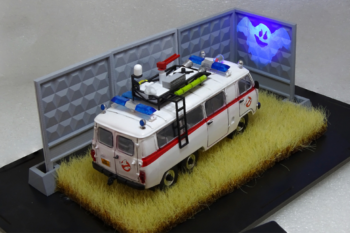 Рис. 20. Модели УАЗ-452К на службе у Охотников за привидениями в СССР с горящим секретным прожектором и проявленным на заборе силуэтом призрака