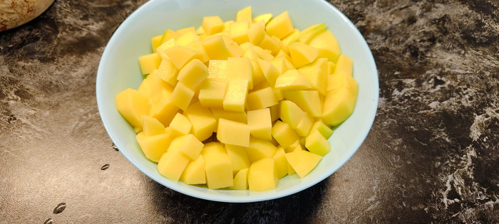 Картофель очищаю и нарезаю кубиком