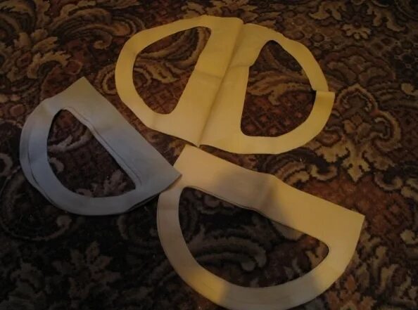 Просовывать ноги и ходить.