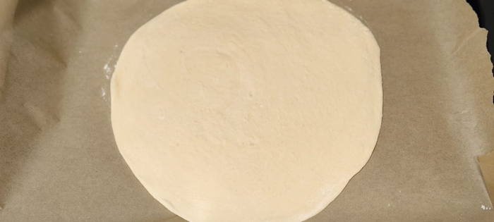 Раскатываю в блин. Укладываю на противень