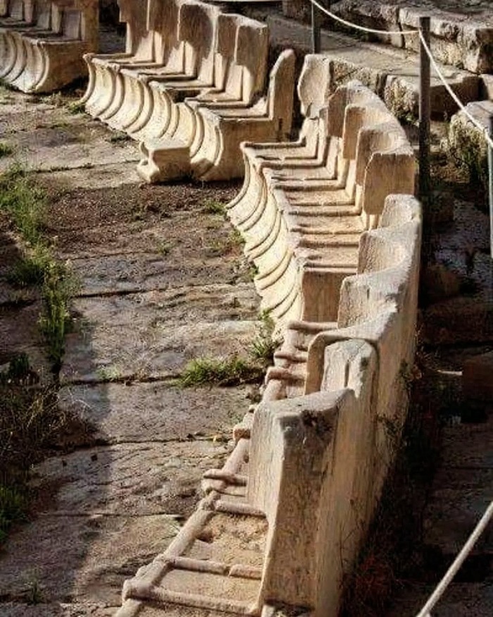 Первый ряд сидений театра Диониса в Афинах