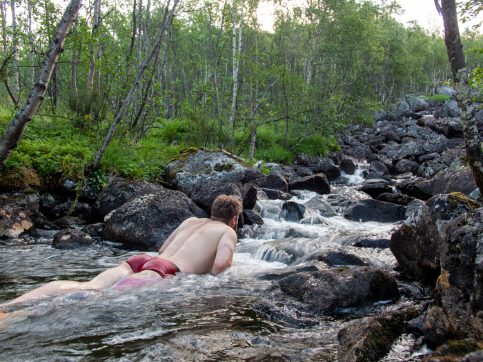 Мошка и ледяная вода.