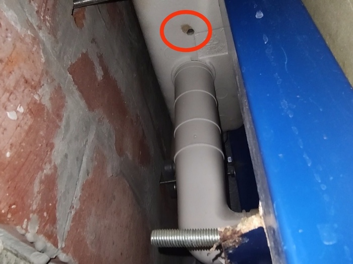 Отверстие в нижней части бачка, бачок "обшит" пенопластом