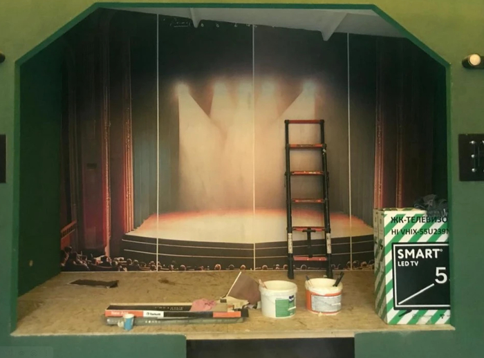 фото из отзыва с обоями на стене