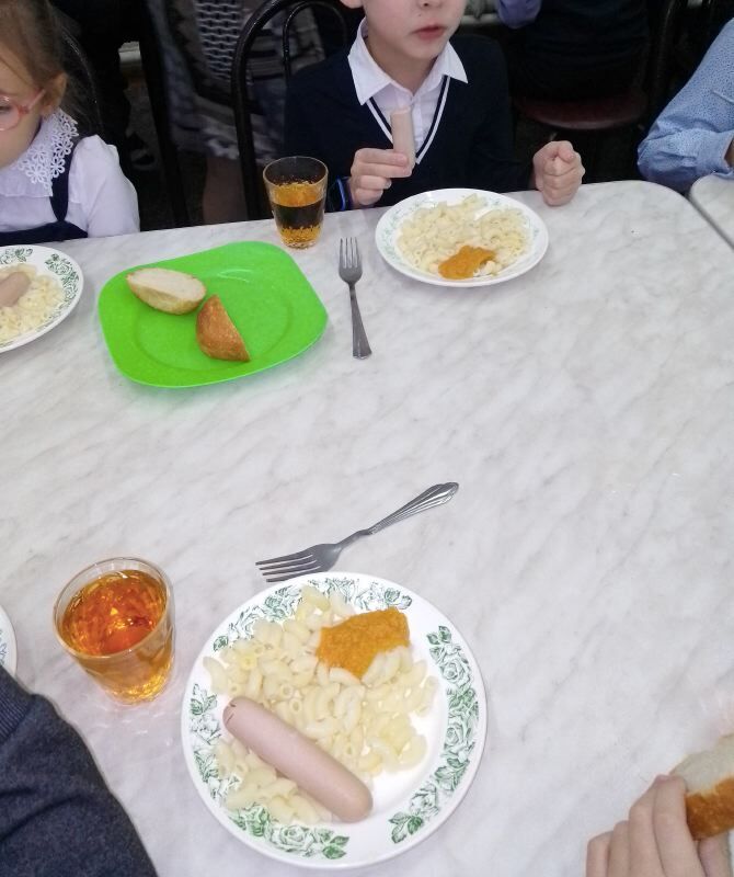 Мне полагался чай и макароны.