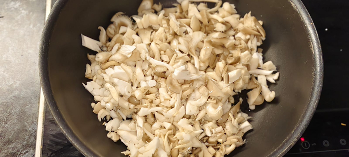 Нарезаю и вкладываю в сковороду