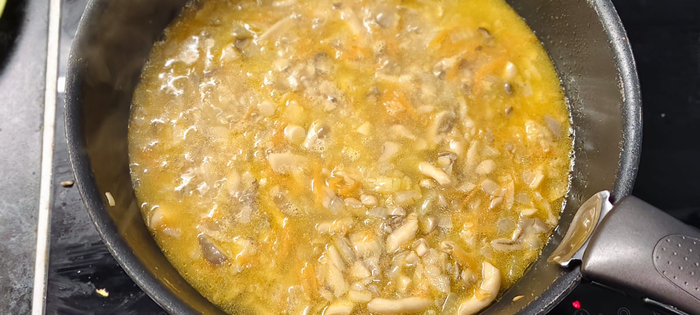 Добавляю воду и варю до готовности булгура