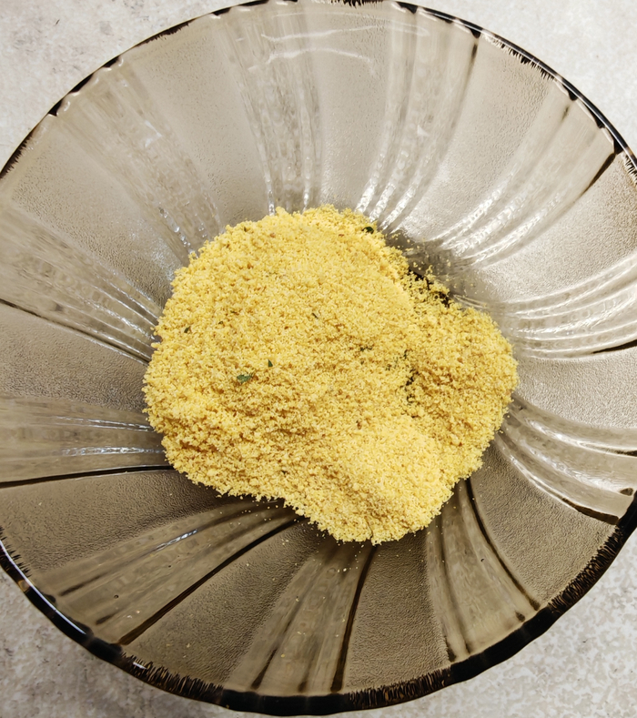 Внутри порошок с легким тыквенным ароматом.