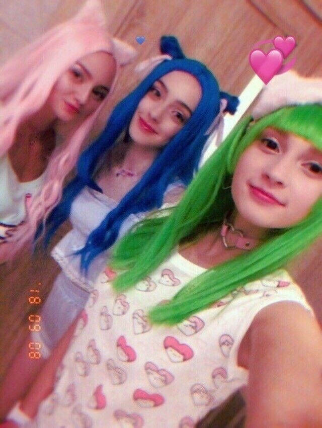 У нас нет 1 урока, и мы с девчонками в спортзале сидим. Ты не знаешь где он, так что тебя сейчас "заберет" Мари Бизу.Через несколько минут Мари привела Мэйби в спортзал.- Привет, девчонки! И мы снова все с цветными волосами! 😸