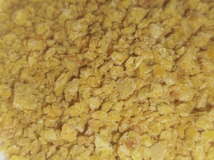 Горох в массе размельчен настолько что скорее угадывается