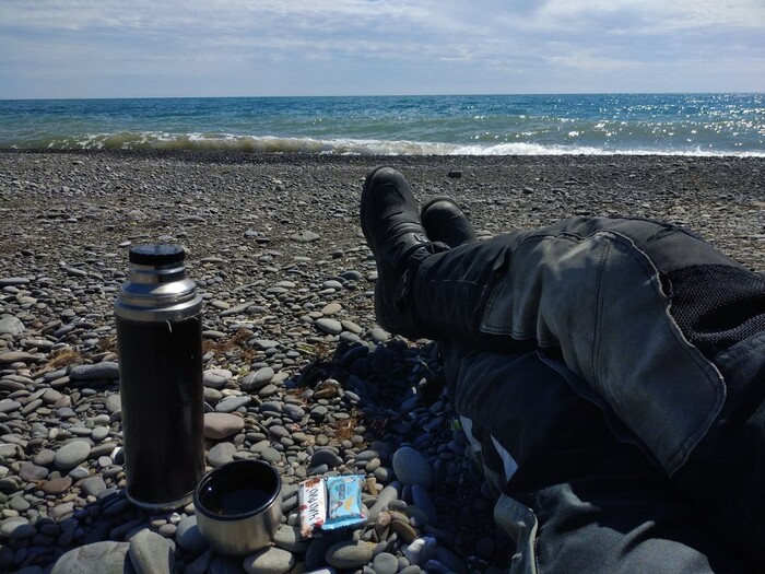 В какой-то момент остановился просто побыть на пустом пляже, попить чай с вкусняшками и подумать о прекрасном.