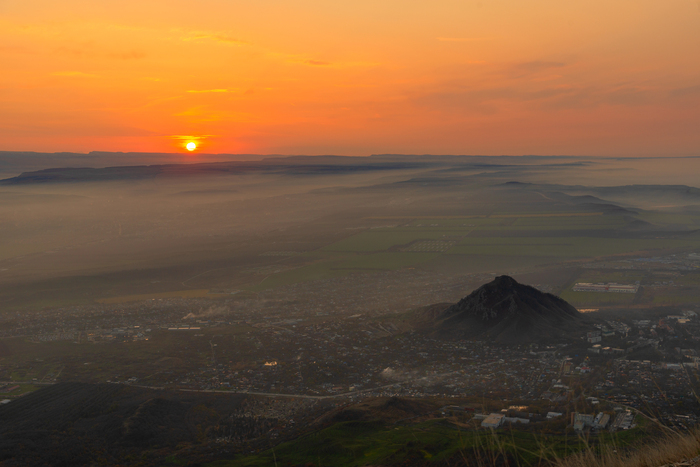 Внизу город Лермонтов
