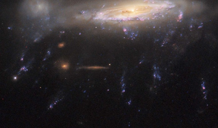  ""   ,   - -   ,   PGC 29820 /  NASA/ESA