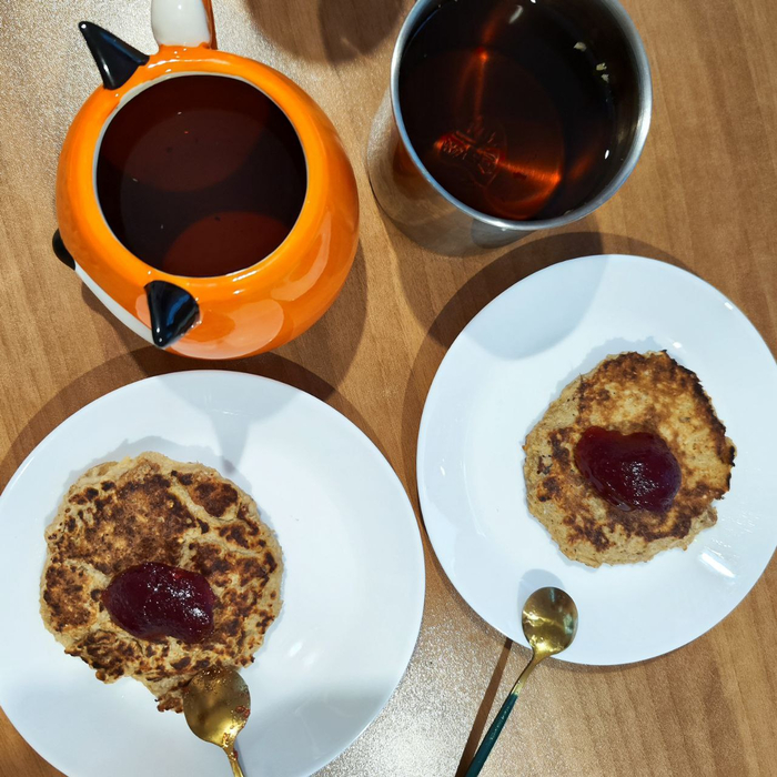 Овсяноблин с яблоком и смородиновым желе — мой осенний фаворит без сахара.