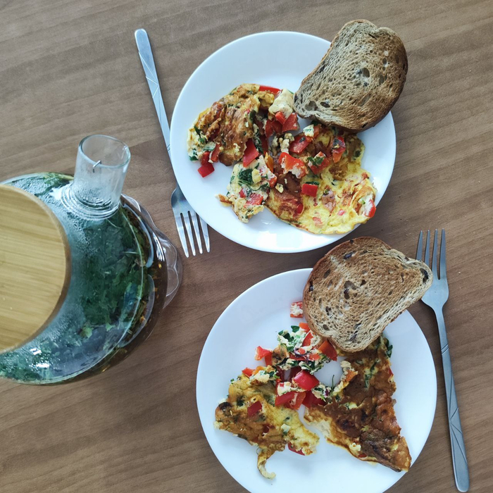 Омлет со шпинатом и перцем — сытно, просто и по-домашнему вкусно.