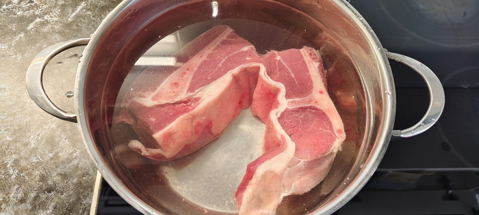 Мясо промываю и ставлю вариться в подсоленной воде