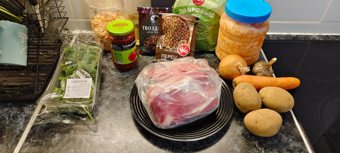 Говядина на кости, квашенная капуста, лук, морковь, картофель, чеснок, коренья для бульона, гвоздика, душистый перец, лавровый лис, томатный соус, растительное масло, зелень.