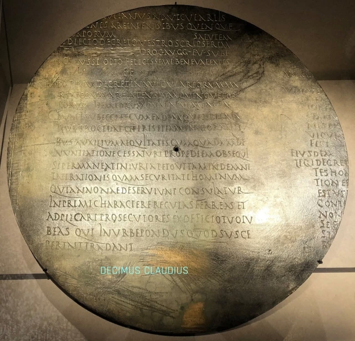 Римская надпись на бронзовом диске