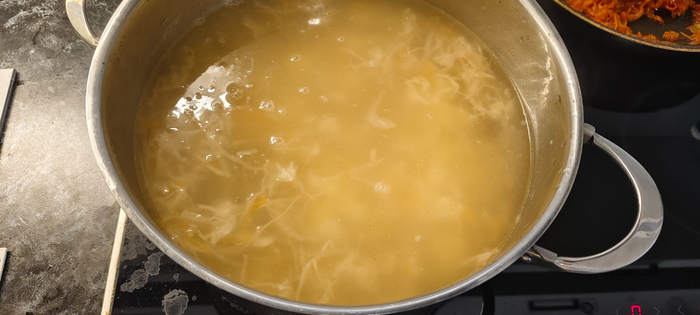 К капусте которая минут 15 уже поварилась отправляю картофель и мясо