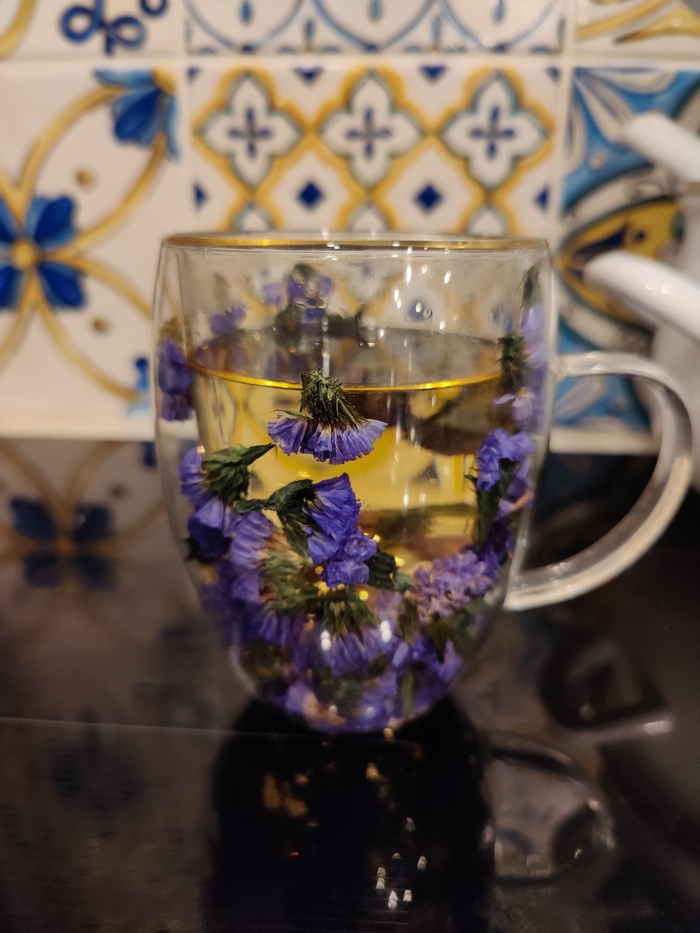 Травяной чай в цветочной чашке