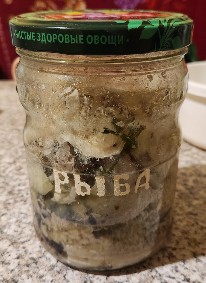 Наша банка для скумбрии. Т.к. делаем периодически, банка удостоилась быть с надписью.