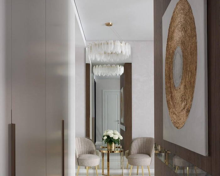 Дизайн интерьера квартиры в ЖК «Портленд», прихожая с декором под золото от студии Artum.