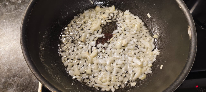 Лук обжаривается. Отправляю вариться макароны в подсоленной воде. Их варить 11 минут