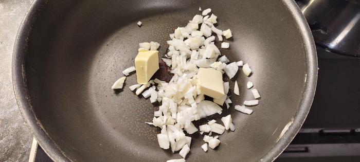 Лук режу и обжариваю на сливочном масле. В процессе добавляю растительное масло