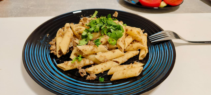 Отправляю на тарелку. Посыпаю зеленью. Это вкусно!