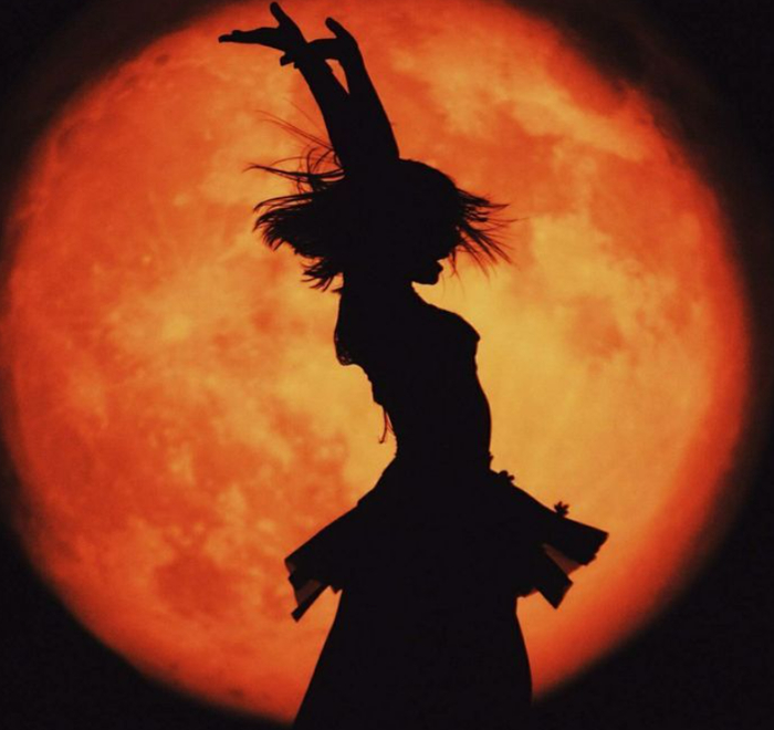 Обычная женская потребность танцевать босиком в лесу