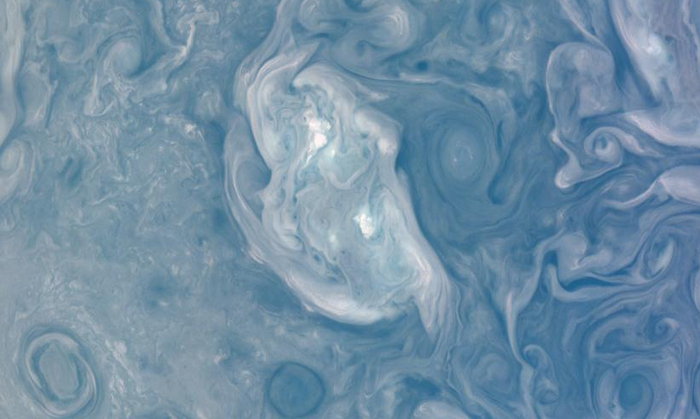 Фрагмент снимка Юпитера, сделанного 20.09.2024 космическим аппаратом НАСА «Юнона». <a href="https://pikabu.ru/story/ot_vzryiva_sverkhnovoy_do_retrogradnoy_veneryi_kak_stroilas_solnechnaya_sistema_13394592?u=https%3A%2F%2Fscience.nasa.gov%2Fphotojournal%2Fnasas-juno-mission-captures-close-ups-of-polar-storms-on-jupiter%2F&t=%D0%98%D1%81%D1%82%D0%BE%D1%87%D0%BD%D0%B8%D0%BA&h=3f5d526b055489381a22db0d85466550802af162" title="https://science.nasa.gov/photojournal/nasas-juno-mission-captures-close-ups-of-polar-storms-on-jupit..." target="_blank" rel="nofollow noopener">Источник </a>(Снимки полярных штормов на Юпитере крупным планом - <a href="https://pikabu.ru/story/ot_vzryiva_sverkhnovoy_do_retrogradnoy_veneryi_kak_stroilas_solnechnaya_sistema_13394592?u=https%3A%2F%2Fassets.science.nasa.gov%2Fcontent%2Fdam%2Fscience%2Fpsd%2Fphotojournal%2Fpia%2Fpia25%2Fpia25730%2FPIA25730.jpg&t=JPEG%201%2C25%20%D0%9C%D0%91&h=25d1f82f02d5df48364feca6ebb0b08c7744b45b" title="https://assets.science.nasa.gov/content/dam/science/psd/photojournal/pia/pia25/pia25730/PIA25730.jpg" target="_blank" rel="nofollow noopener">JPEG 1,25 МБ</a>)