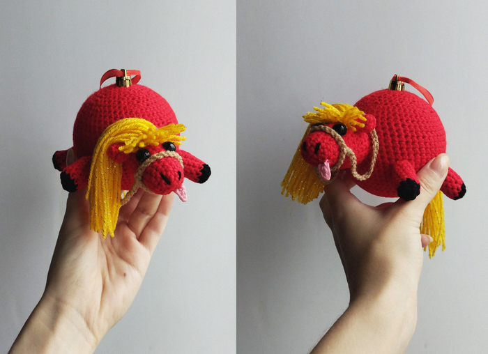 Наелась и висит.