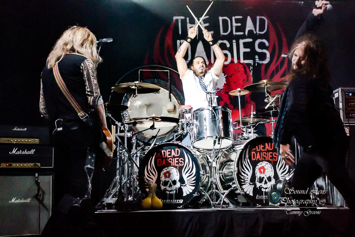 THE DEAD DAISIES на LIVE на UK Tour At Stonedead 2025 года *Long Way To Go*