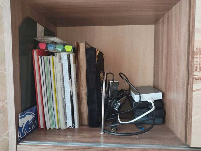 Тетради с книгами, для записей и справа видны мои сладенькие хранилища информации