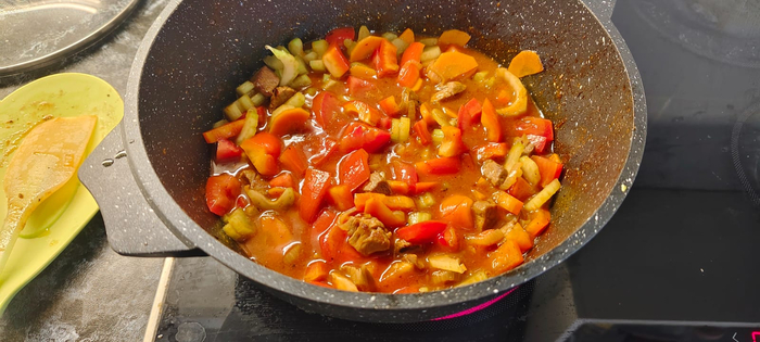 Смесь овощей. Выдавливаю через пресс чеснок Тушу ещё 20 минут. Под крышкой.