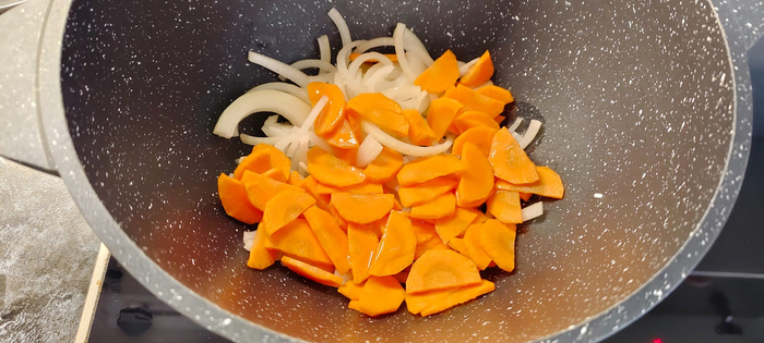 Лук нарезаю полукольцами морковь полудисками. Добавляю масло. Начинаю обжаривать