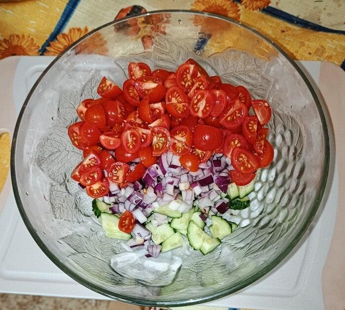 Смешиваем огурец черри и лук