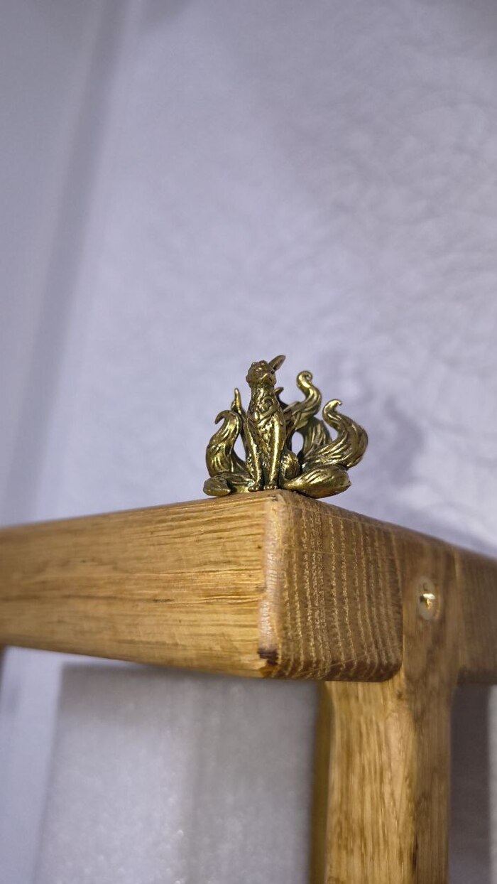 Она сидит как пёс — поза забытой богини, ставшей стражем пустого алтаря. 👁️‍🗨️ Её взгляд устремлён туда, где раньше звенел колокольчик 召唤呼召 (От звонка к звонку), призывающий верующих.