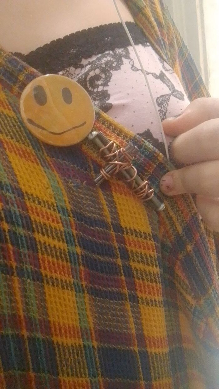 значек "крестик" мне он дооо безумия нравиться!!! сворачивала из гвоздей и проволоки(проволока из провода) а смайлик я сделала с помощью подруги