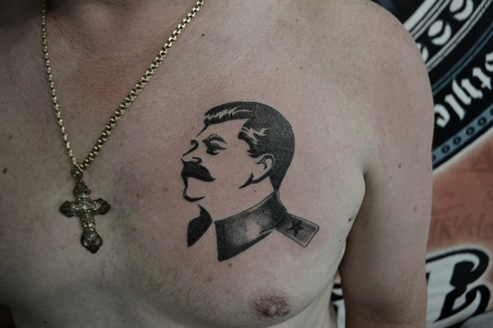 У каждого второго депутата Госдумы обнаружили портрет Сталина на груди