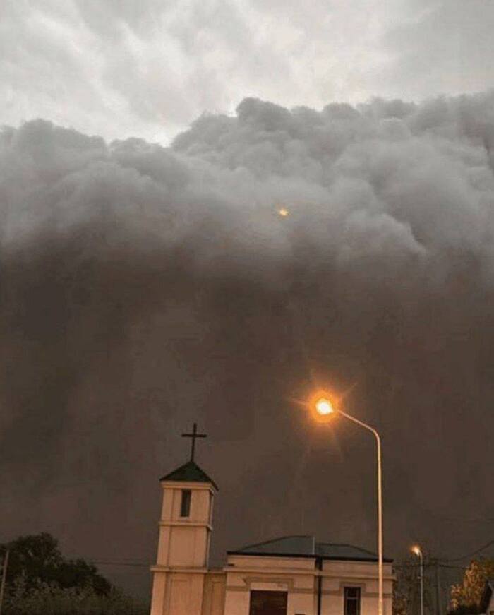 На аргентинский Хенераль-Вильегас налетели мощные пылевые стены