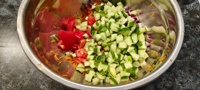 Нарезаю огурцы