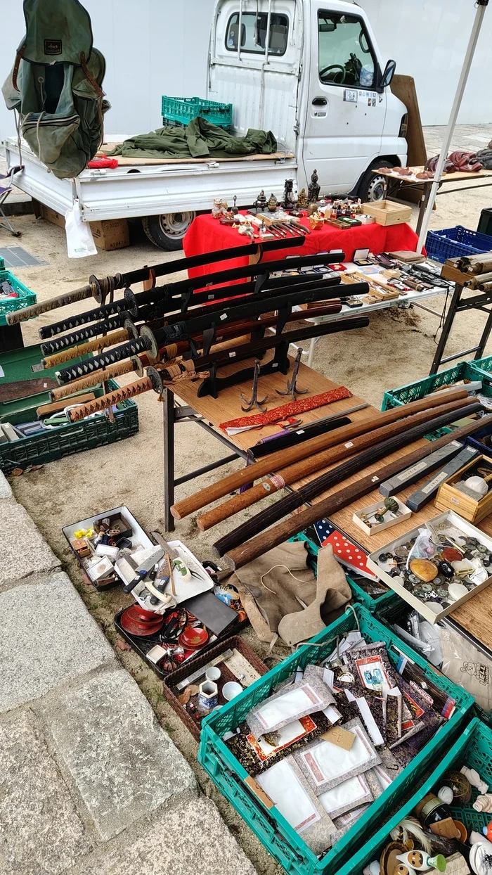 Катаны! Нужно больше катан! Не приценивался не разбирался. Вроде сувенирные. Хотя фиг знает.