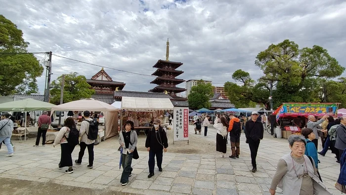 Ярмарка-барахолка на территории самого храма. Расставлены палатки присутствуют как и профессиональные продаваны так и дедушки-бабушки приехавшие на маленьких грузовичках.