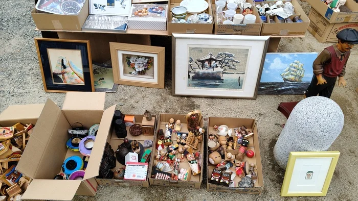 Картин много и навалом мелочёвки.