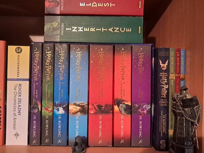 Ещё в наличии есть классический ГП от Росмэн и Эрагон от той же конторы - но они где то в шкафу. Хочу ещё купить Eragon и Brisingr от издательства Corgi, но на озоне щас нет.