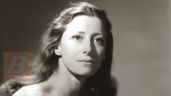 В честь знаменитой балерины её именем назван астероид, а в Москве - сквер на Большой Дмитровке, где Майе Плисецкой установлен памятник.